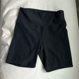 Vuori Biker Shorts - size small